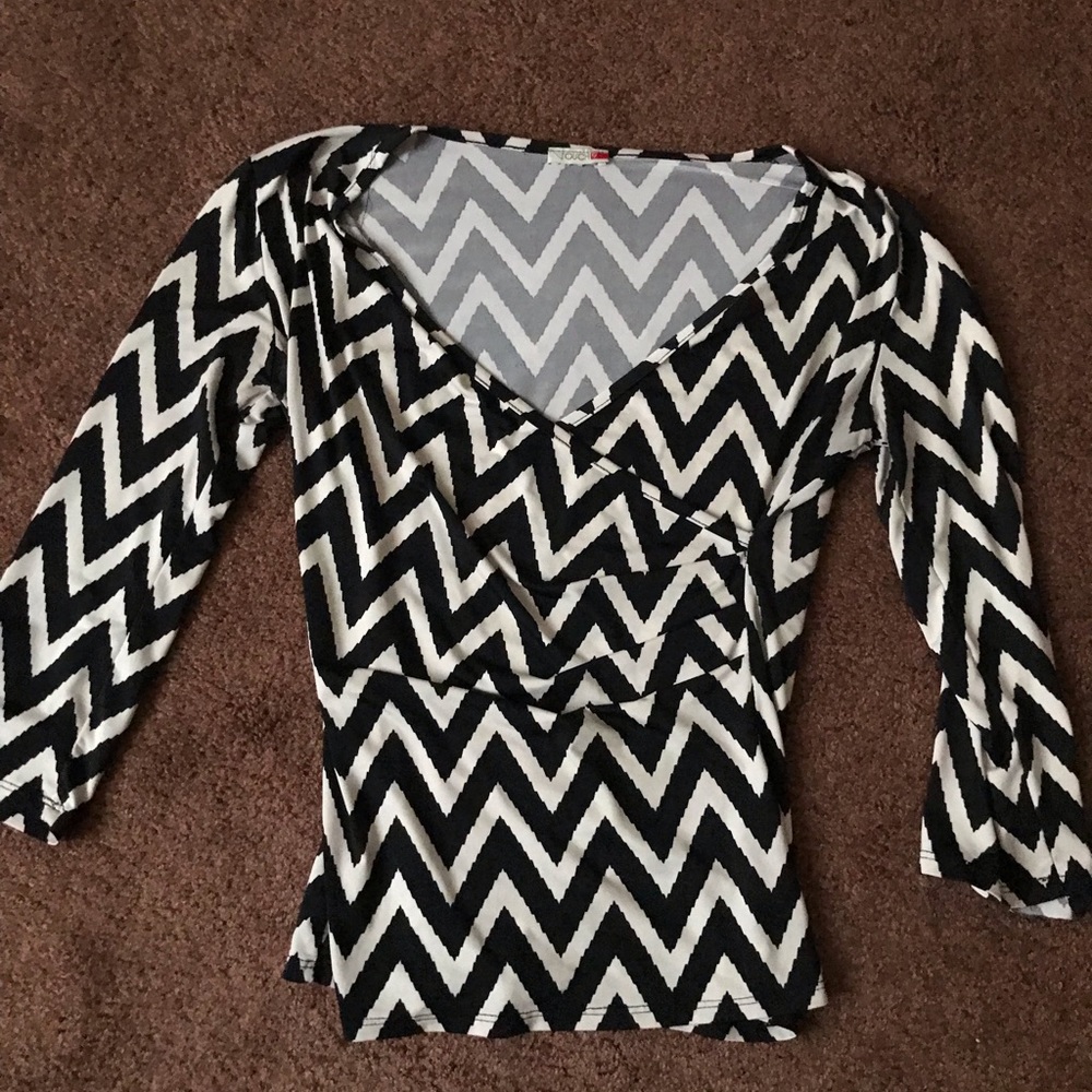 3/4 wrap top w/ diagonal stripes in black & cream